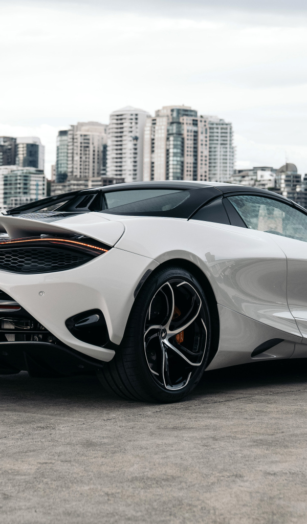 Вид сзади на автомобиль McLaren 750S Spider