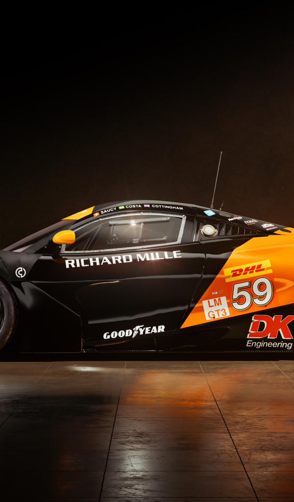 Вид сбоку на автомобиль McLaren 720S GT3 EVO 2024 года