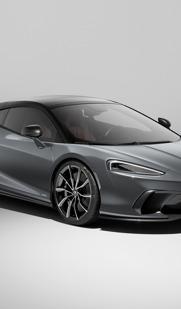 Серебристый автомобиль McLaren GTS 2024 года