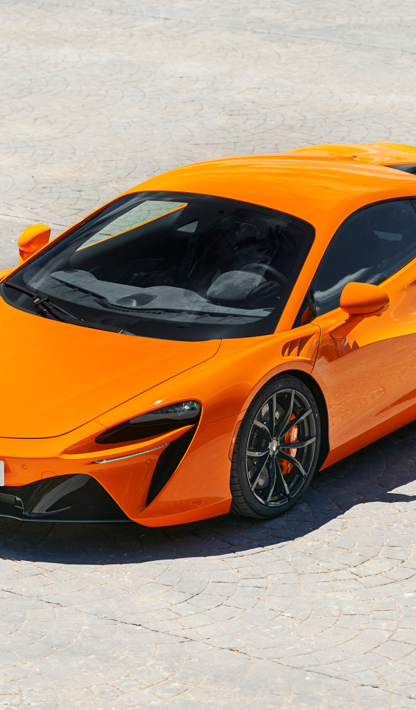 Вид сверху на оранжевый автомобиль McLaren Artura