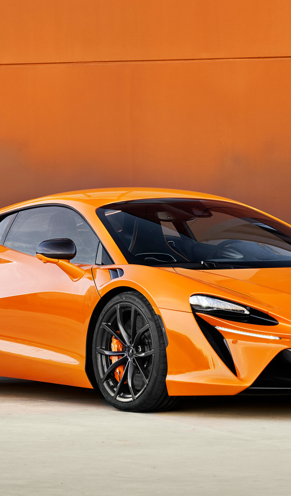 Вид на быстрый автомобиль McLaren Artura