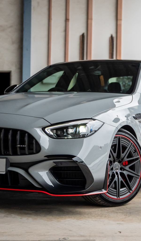Автомобиль Mercedes-AMG C 63 S E Performance F1 Edition 2024 года