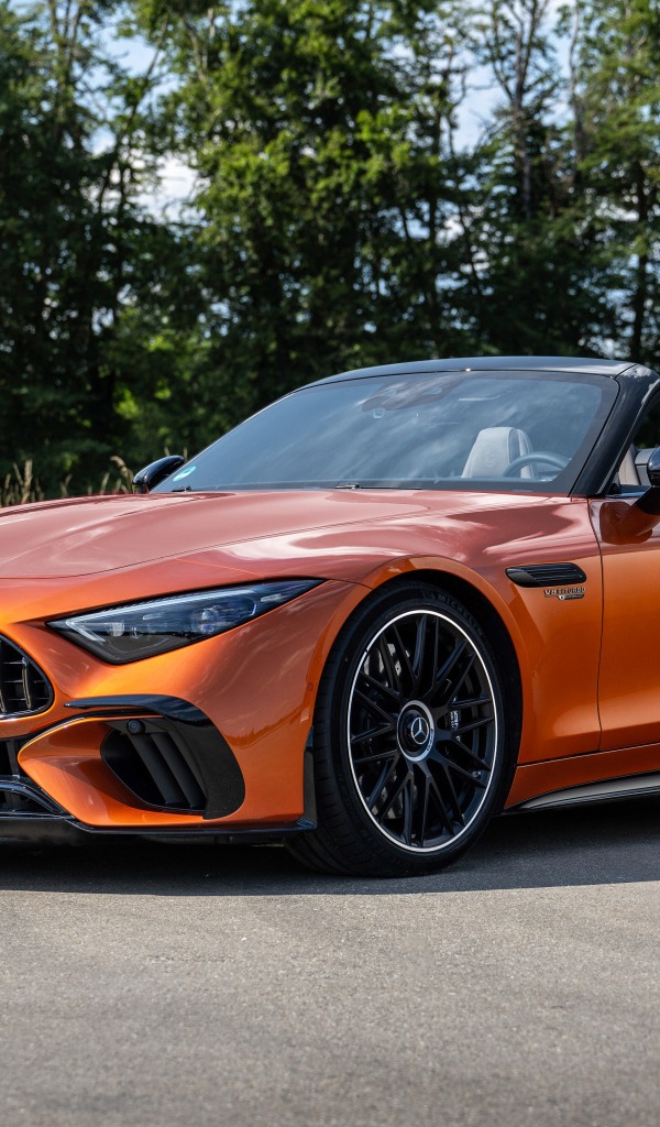 Оранжевый автомобиль Mercedes-AMG SL 63 S E Performance 2024  года