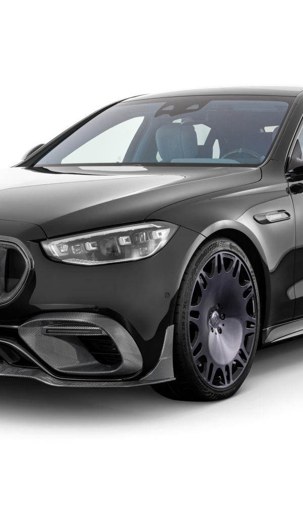 Черный автомобиль Mercedes-AMG S 63 E Performance Brabus 930 на белом фоне