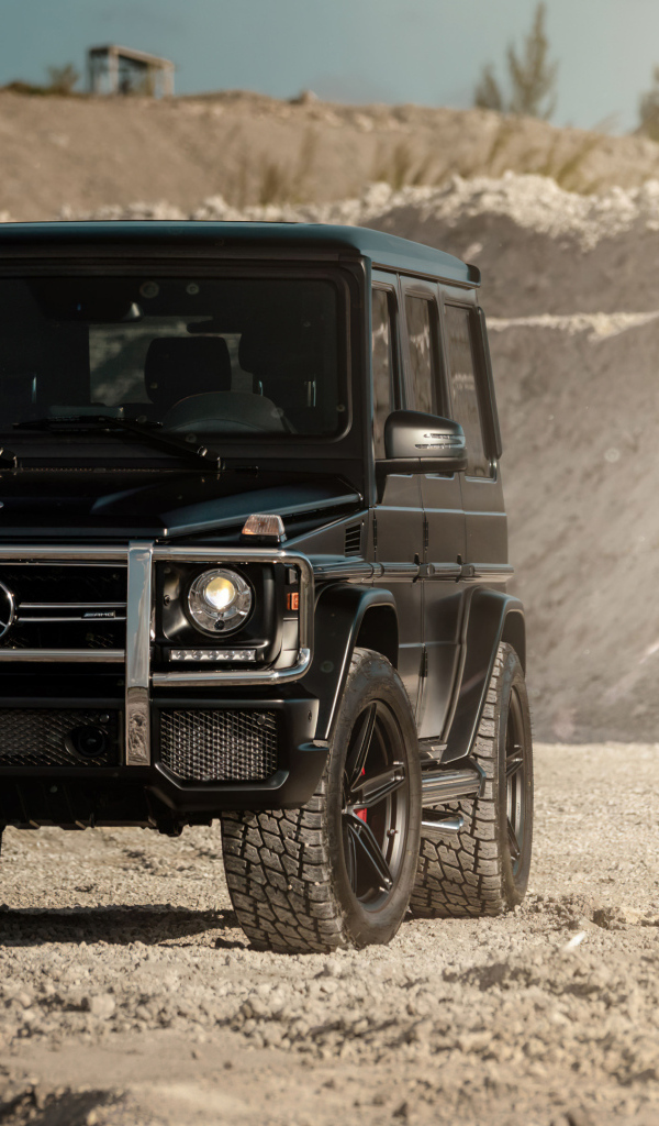 Черный джип Mercedes G Wagon в горах
