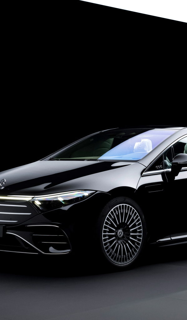 Черный стильный автомобиль Mercedes-Benz EQS 580 4MATIC AMG Line Manufaktur Selection 2024 года