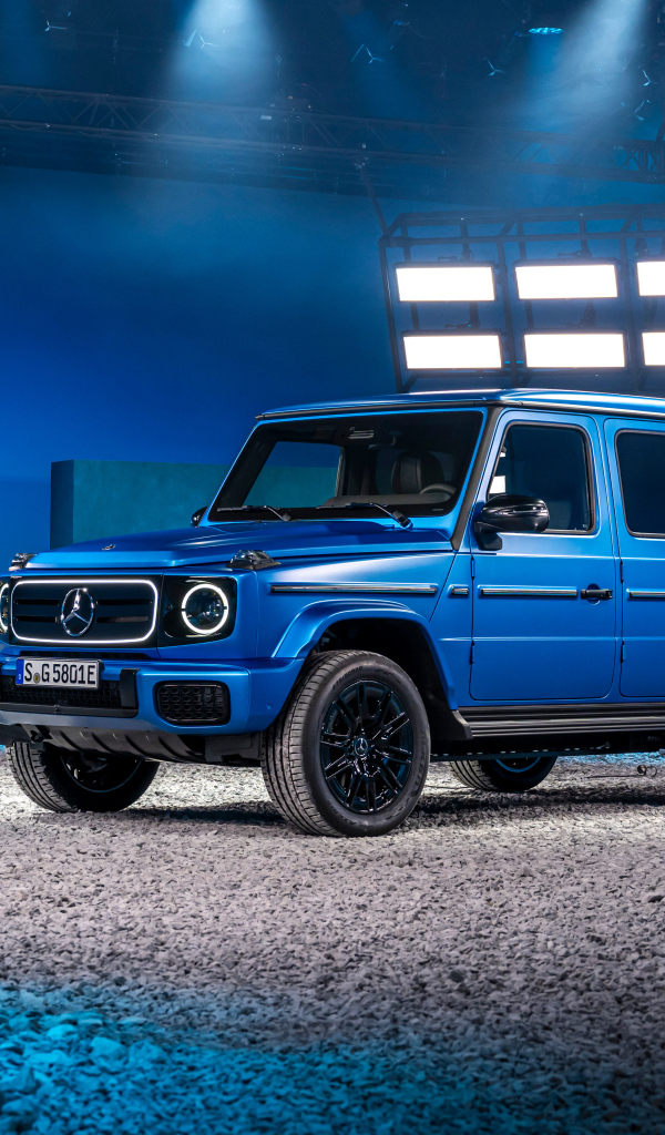 Синий внедорожник  Mercedes-Benz G 580 With EQ Technology Edition One 2024  года в здании