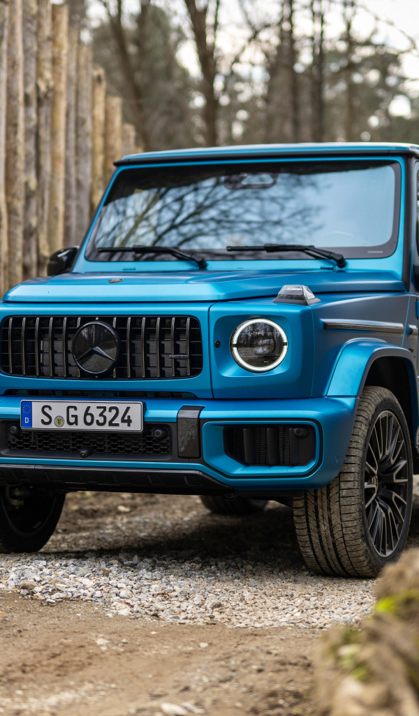 Синий автомобиль Mercedes-AMG G 63 Manufaktur 2024  года