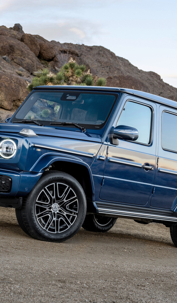 Синий автомобиль Mercedes-Benz G 500 в горах