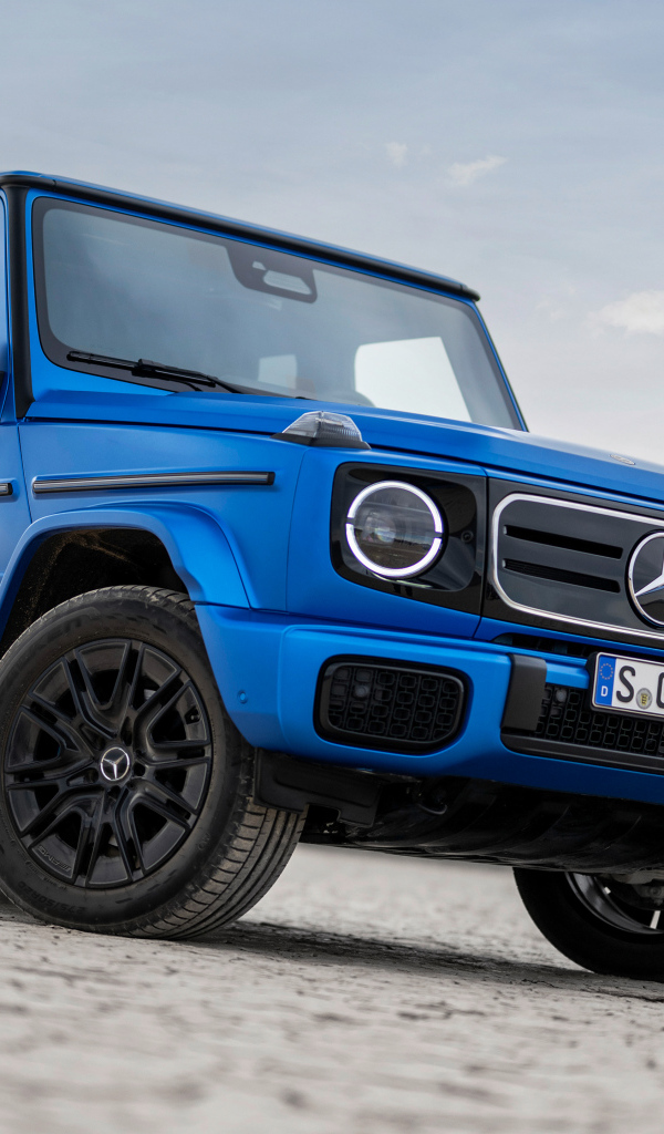 Синий внедорожник Mercedes-Benz G 580 With EQ Technology Edition One 2024 года