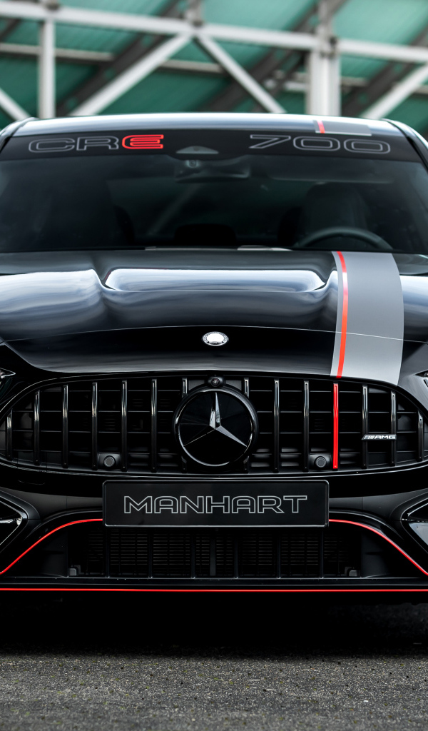 Вид спереди на автомобиль Mercedes-AMG C 63 S E Performance Manhart CRE 700 2024 года