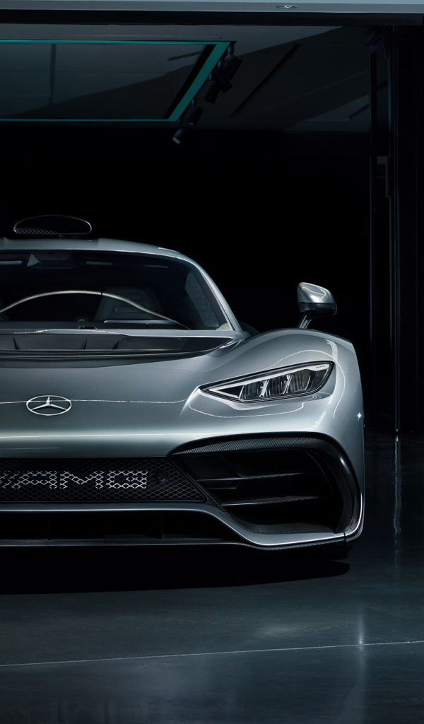 Вид спереди на автомобиль Mercedes-AMG ONE
