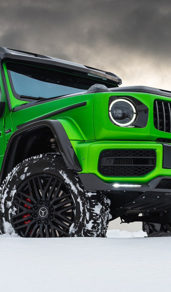 Вид спереди на зеленый  джип Mercedes-AMG G 63 Inferno 4x4