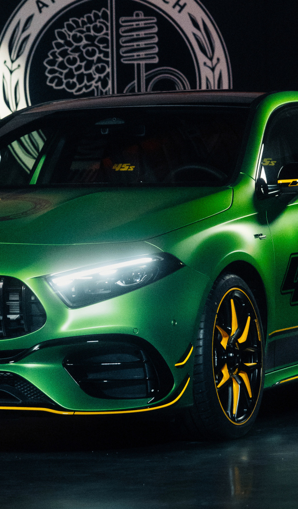 Зеленый автомобиль Mercedes-AMG A 45 S 4MATIC+ Final Edition