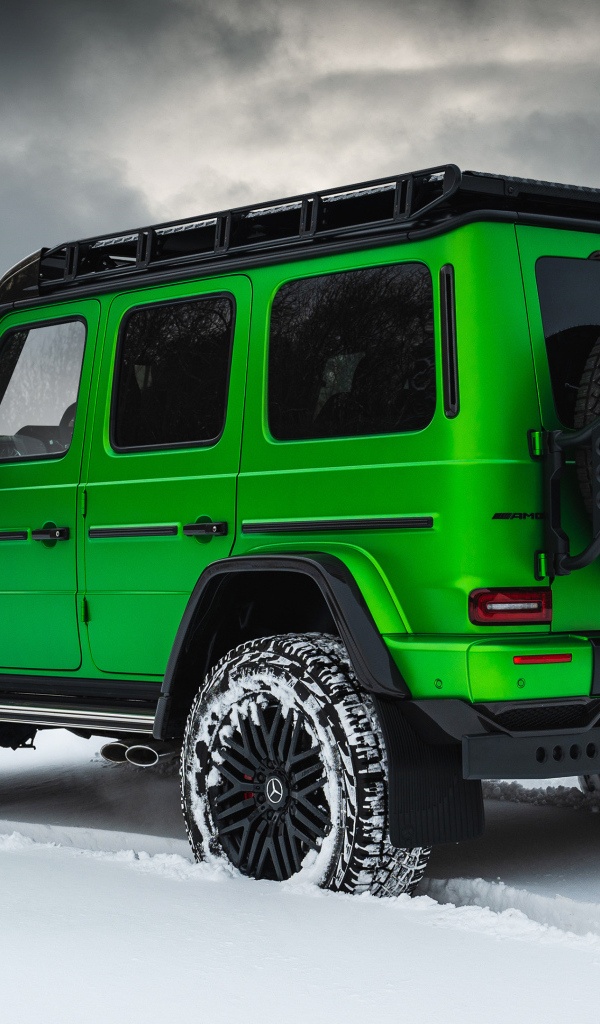 Зеленый джип Mercedes-AMG G 63 Inferno 4x4 на снегу