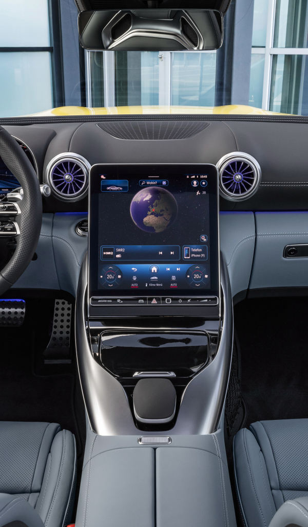 Салон автомобиля Mercedes-AMG GT 43 Coupe 2024 года