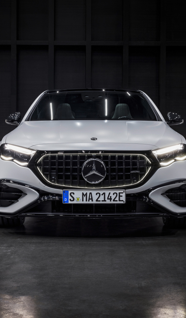 Автомобиль Mercedes-AMG E 53 HYBRID 4MATIC+ 2024 года вид спереди