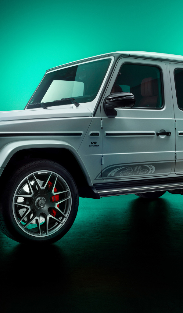Автомобиль Mercedes-AMG G63 на зеленом фоне