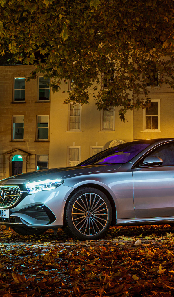 Автомобиль Mercedes-Benz E 300 E AMG Line в городе