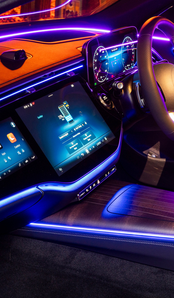 Салон автомобиля Mercedes-Benz E 300 E AMG Line с подсветкой