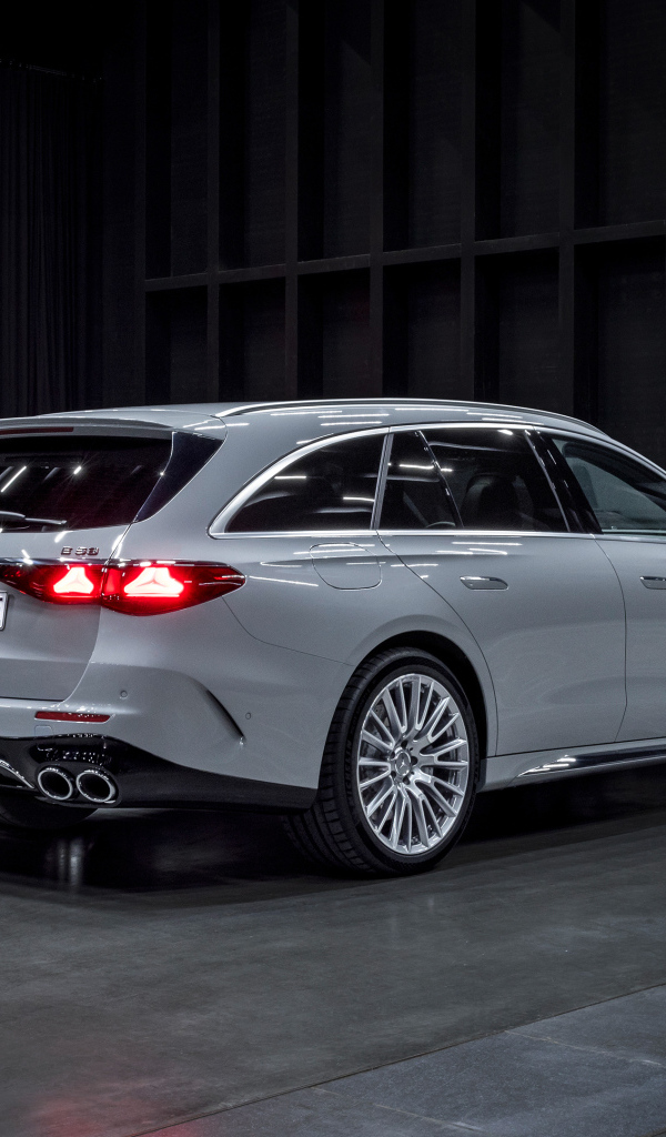 Вид сзади на автомобиль Mercedes-AMG E 53 HYBRID 4MATIC+ Estate 2024 года