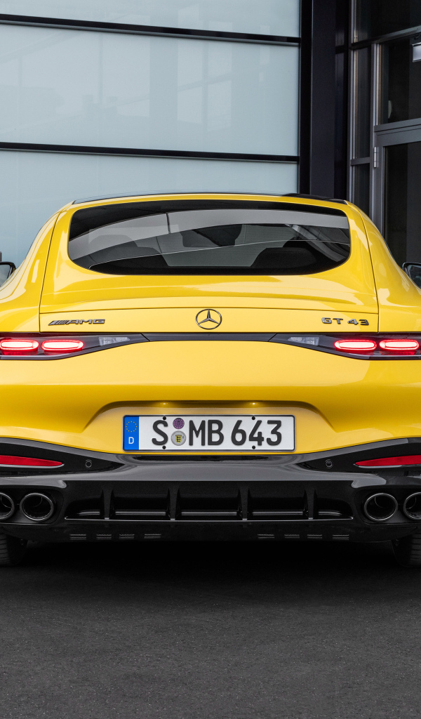 Вид сзади на автомобиль Mercedes-AMG GT 43 Coupe 2024 года