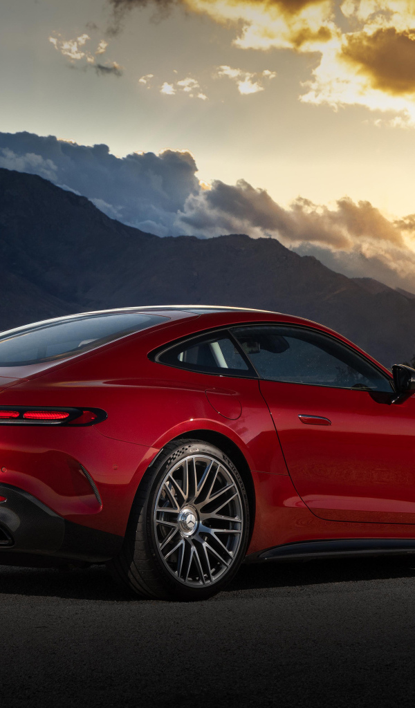 Вид сзади на красный автомобиль Mercedes-AMG GT 63 4MATIC+ 2024 года на закате