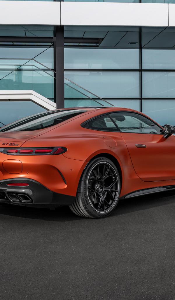 Вид сзади на красный автомобиль Mercedes-AMG GT 63 S E Performance 2024  года