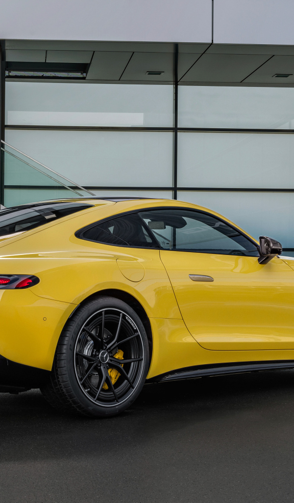 Вид сзади на желтый автомобиль Mercedes-AMG GT 43 Coupe 2024 года