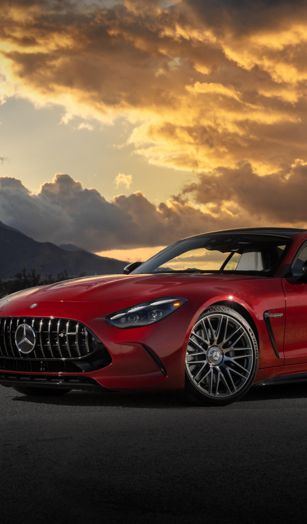 Красный автомобиль Mercedes-AMG GT 63 4MATIC+ 2024 года на закате