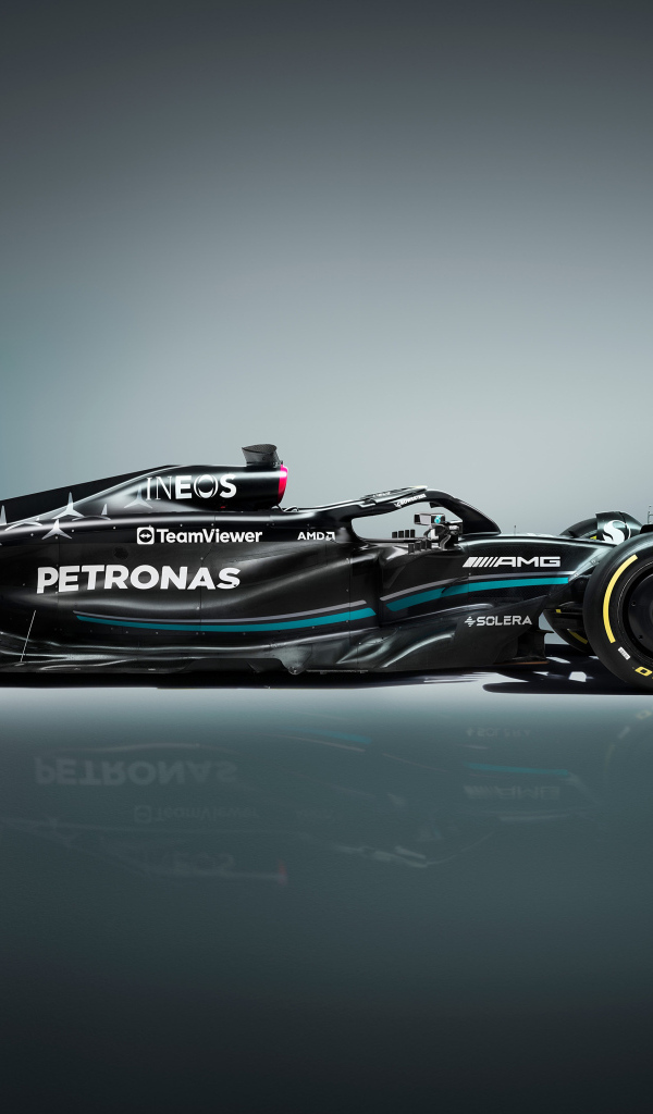 Вид сбоку на серебристый автомобиль Mercedes-AMG F1 W14 E Performance