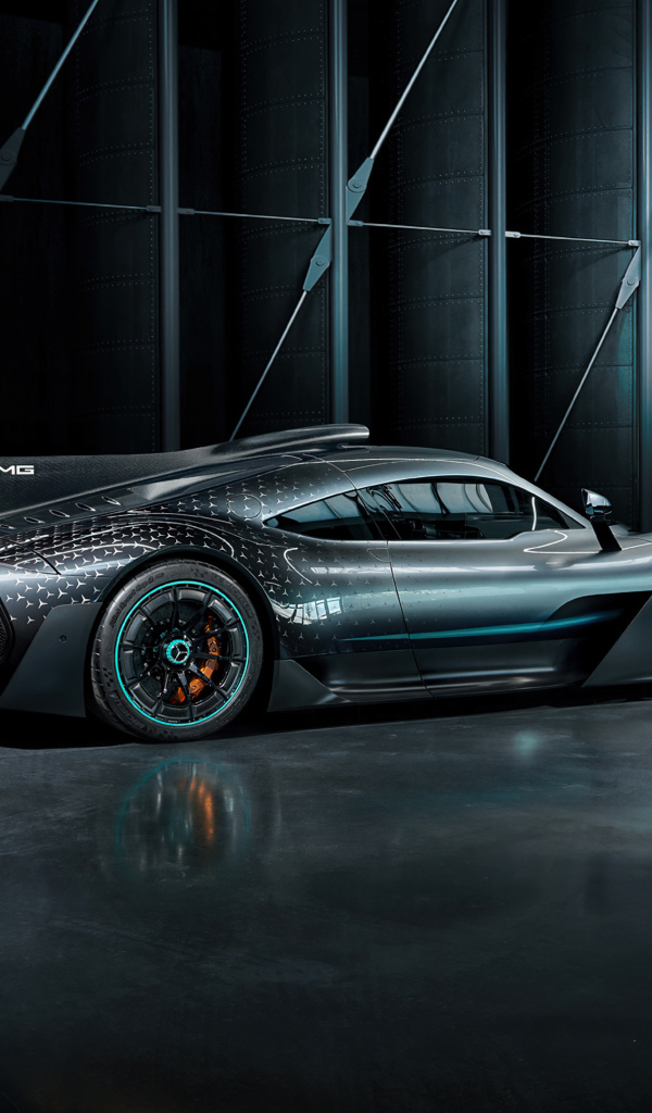 Вид сбоку на спортивный автомобиль Mercedes-AMG ONE