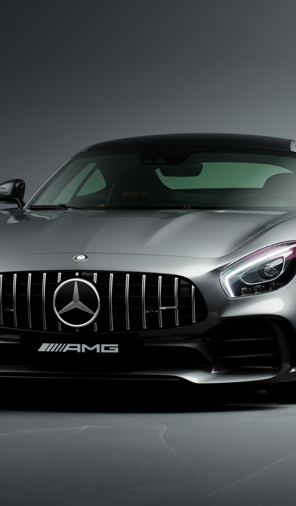 Серебристый автомобиль Mercedes-AMG GT R