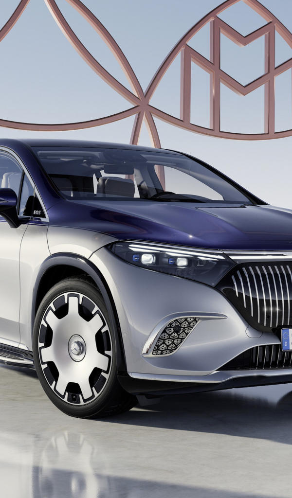 Серебристый автомобиль Mercedes Maybach EQS 680