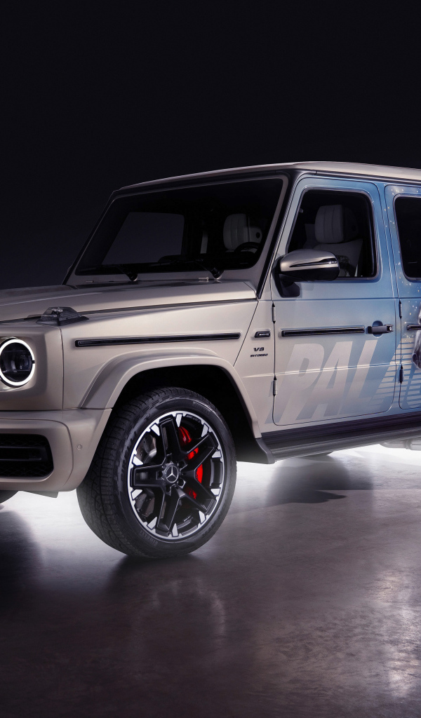 Серебристый джип Mercedes-AMG G 63