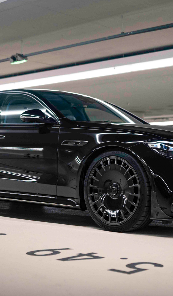 Стильный черный автомобиль Mercedes-AMG S 63 E Performance Brabus 930