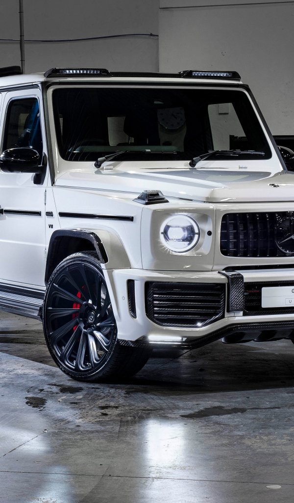 Белый внедорожник Urban Automotive Mercedes-AMG G 63