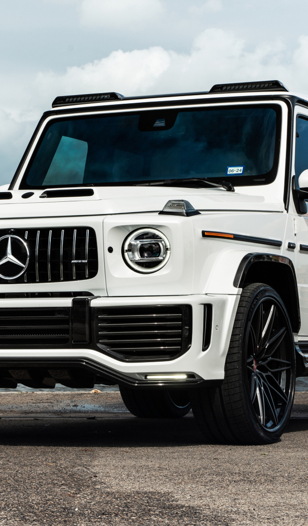 Белый автомобиль Urban Automotive Mercedes-AMG G 63 2024 года