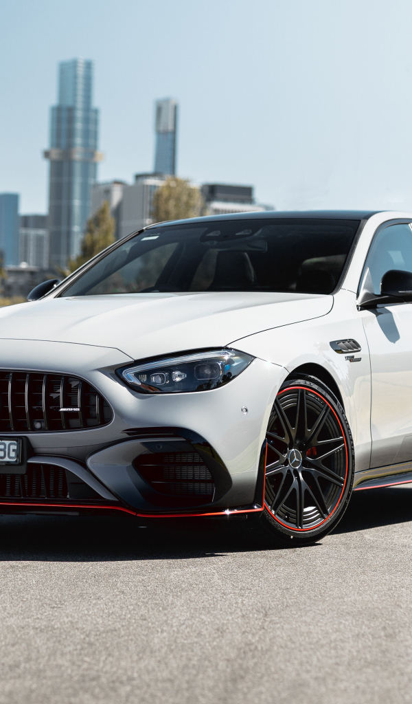 Белый автомобиль  Mercedes-AMG C 63 S E Performance F1 Edition 2024 года