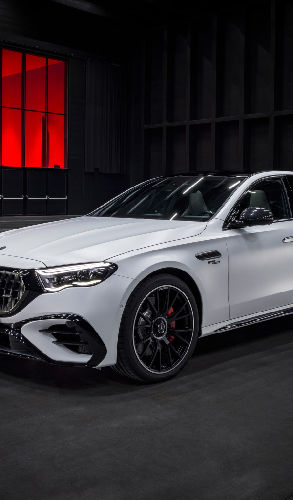 Белый автомобиль Mercedes-AMG E 53 HYBRID 4MATIC+ 2024 года на черном фоне