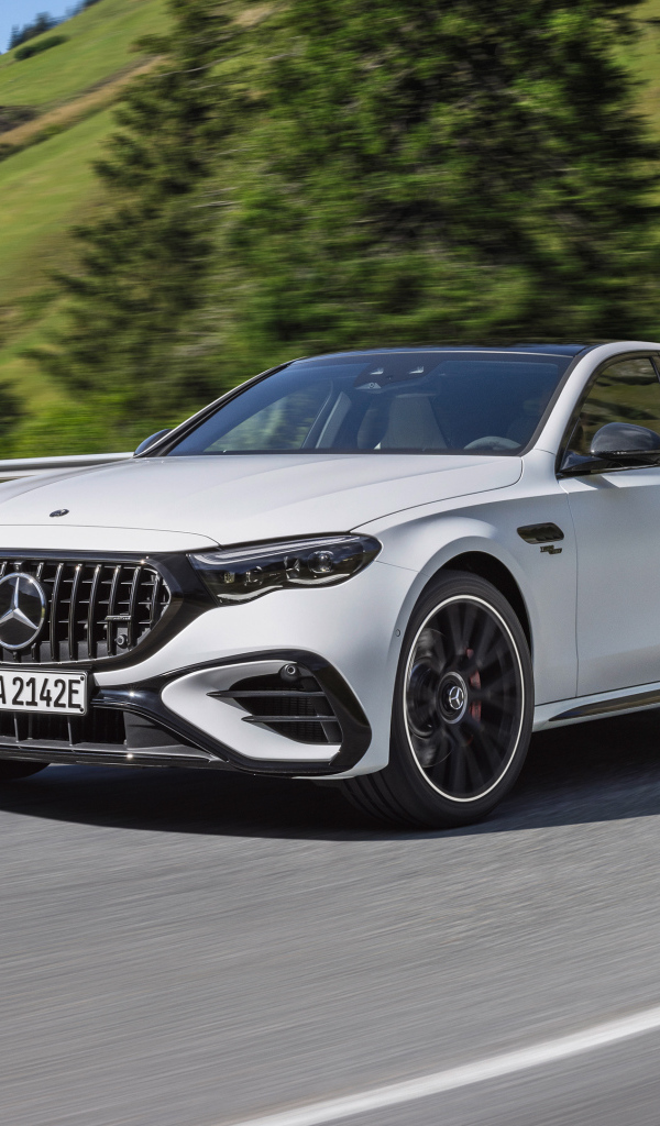 Белый автомобиль Mercedes-AMG E 53 HYBRID 4MATIC+ 2024 года на дороге
