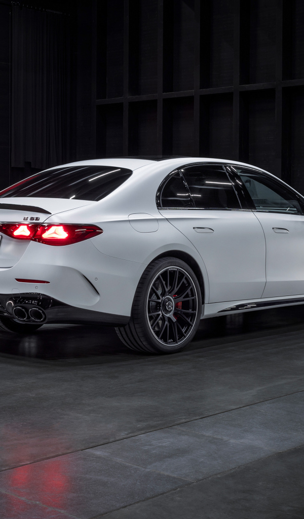 Белый автомобиль Mercedes-AMG E 53 HYBRID 4MATIC+ 2024  года вид сзади