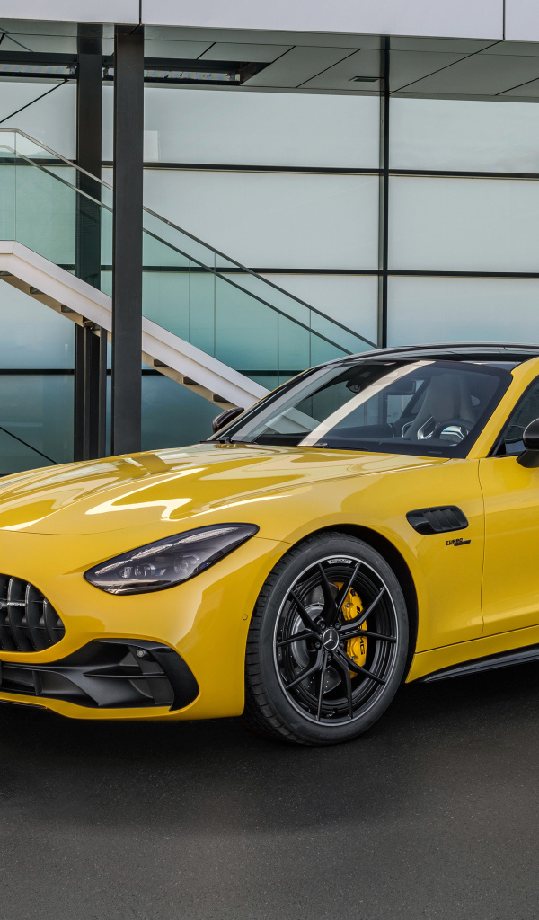 Желтый автомобиль Mercedes-AMG GT 43 Coupe 2024 года