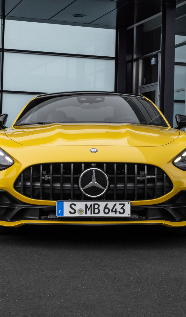 Желтый автомобиль Mercedes-AMG GT 43 Coupe 2024 года вид спереди