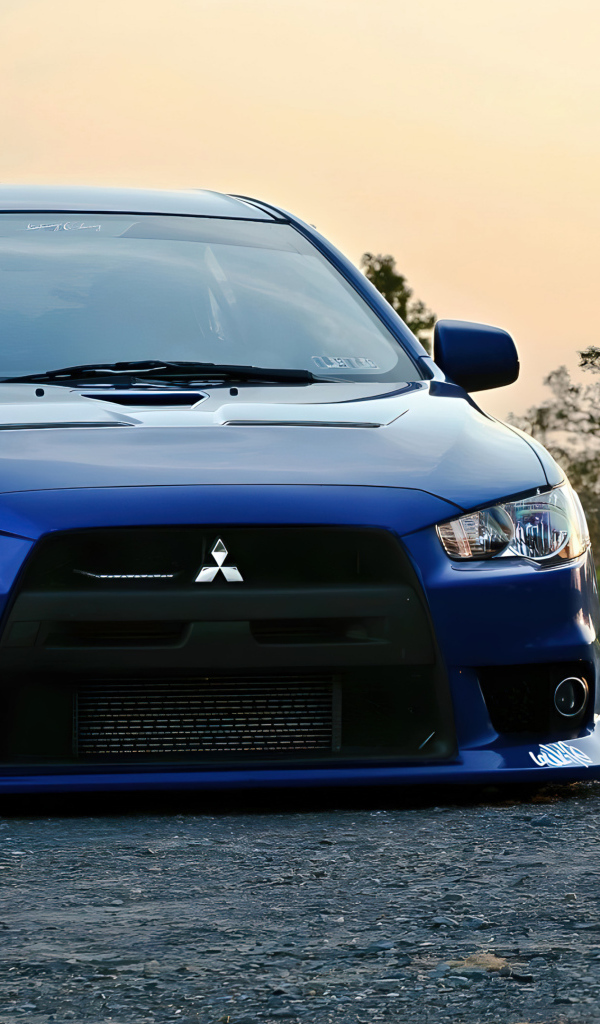 Синий автомобиль Mitsubishi Lancer Evo JDM