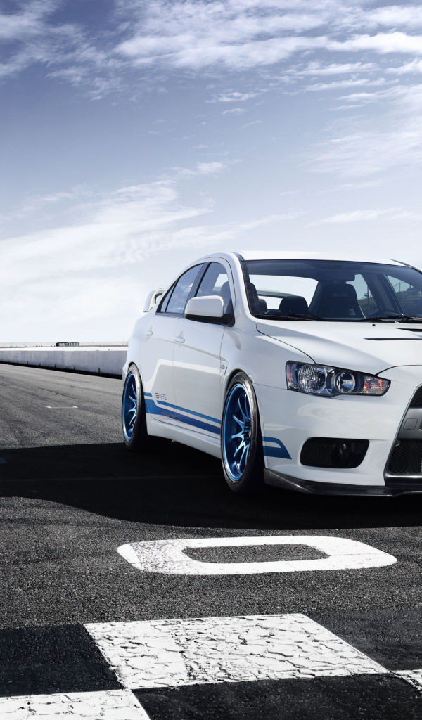 Белый автомобиль Mitsubishi Lancer Evolution JDM