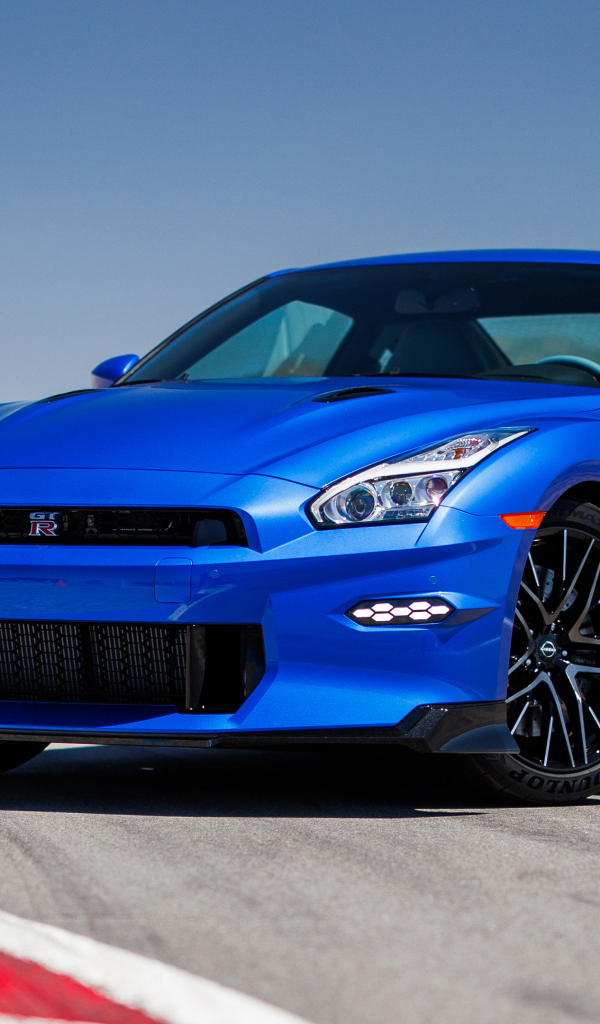 Синий автомобиль Nissan GT-R Skyline Edition 2024 года