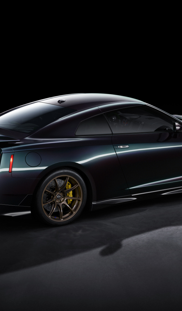 Вид сзади на автомобиль Nissan GT-R T-Spec Takumi Edition 2024 года