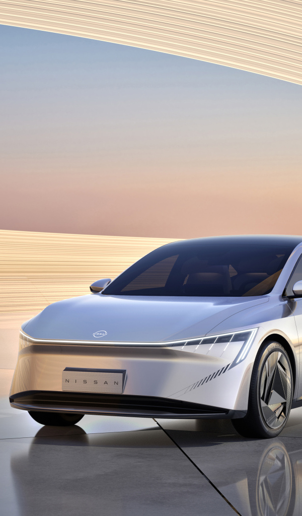 Серебристый Nissan Evo Concept 2024 года