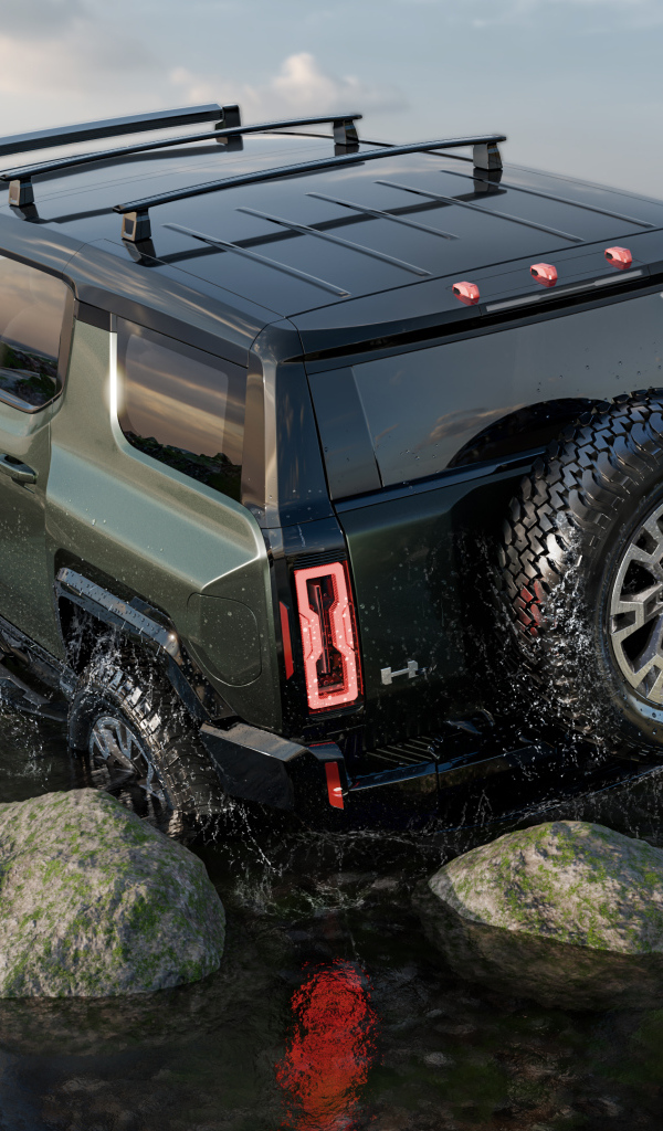 Внедорожник GMC Hummer EV Pickup 2024 года едет по камням